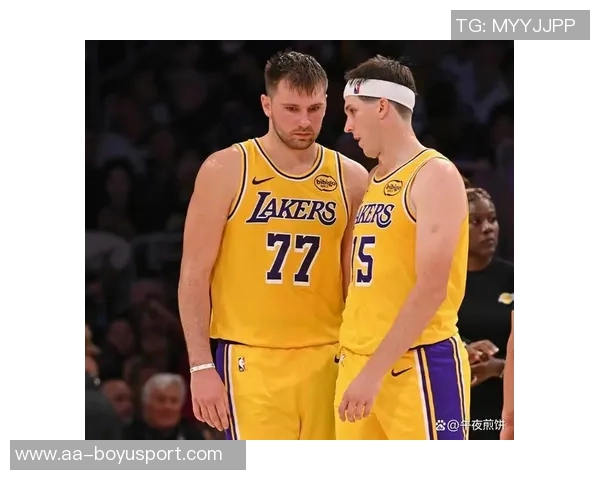 小里与东契奇的默契搭档雷迪克谈勒布朗缺阵的影响与应对策略